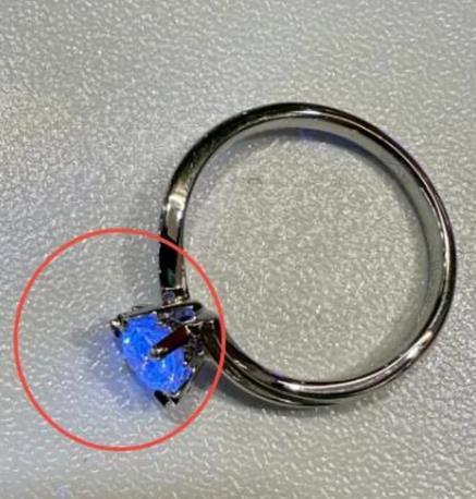Medium fluorescence diamond